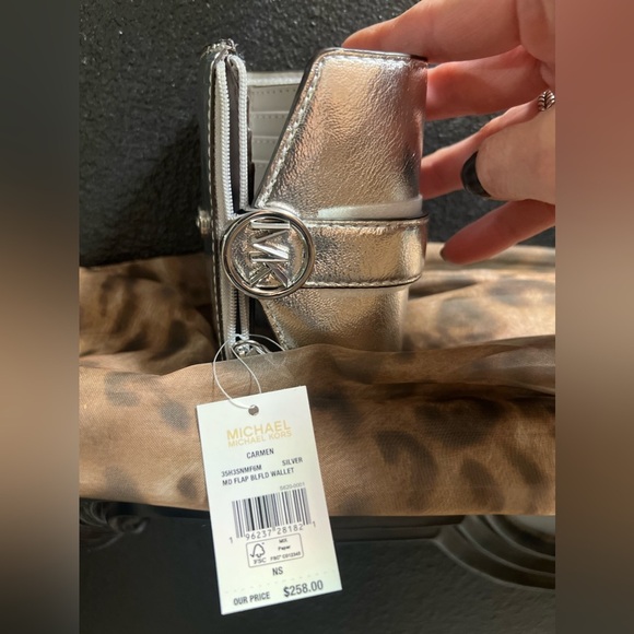 🔥NWT- Micheal Kors Carmen Medium Metallic Crocodile Embossed Tri-Fold Wallet🔥 - Picture 9 of 13